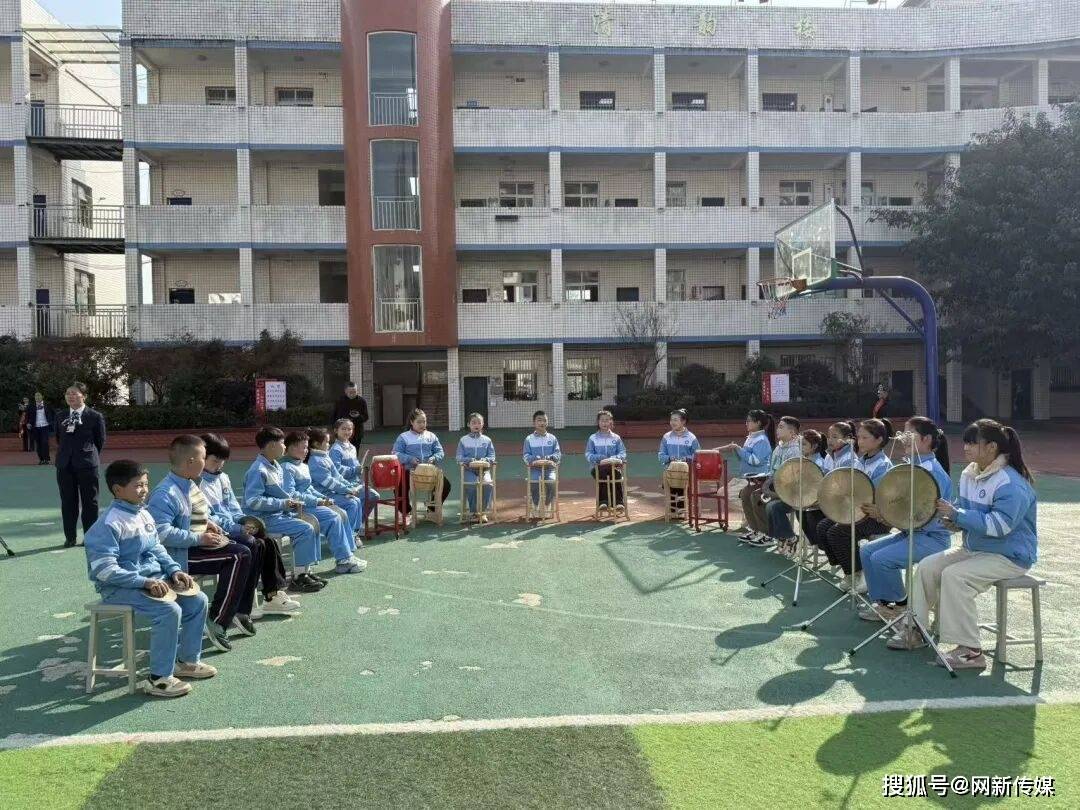 巴中市小學(xué)美育骨干教師專項(xiàng)培訓(xùn)班走進(jìn)清江小學(xué)