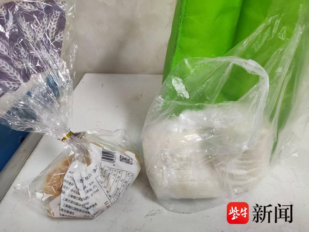 暖心守護 “煙火氣”！南京公交師傅拾金不昧，八旬書法家揮毫贈墨寶點贊