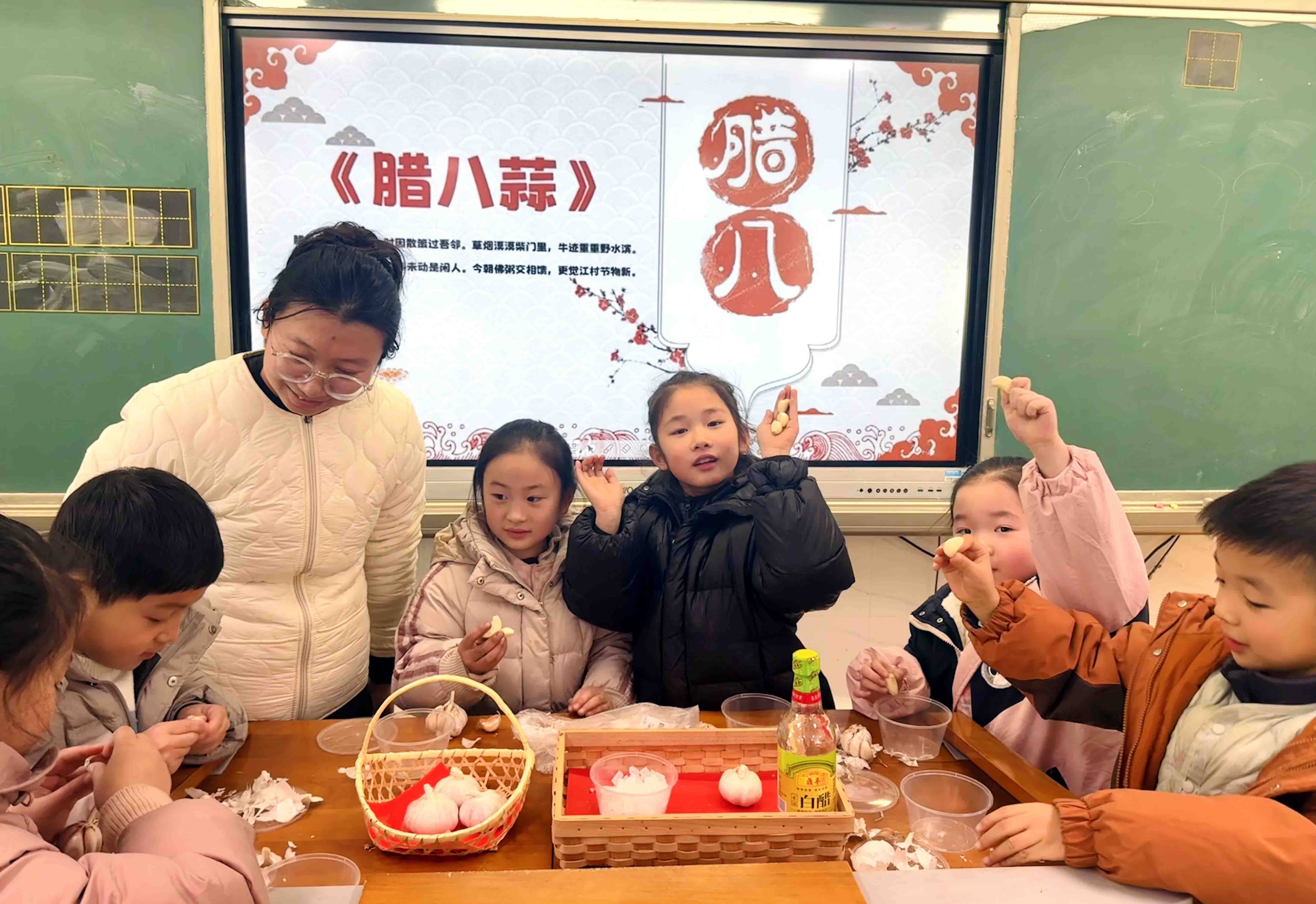 蘇州市昇平實(shí)驗(yàn)小學(xué)校開展“傳承年俗 巧手腌蒜”活動(dòng)