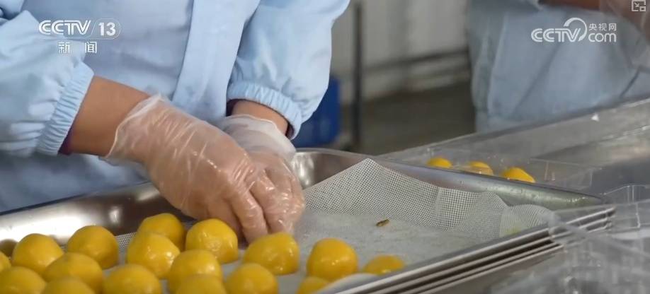 消費市場開啟“年味模式” 傳統(tǒng)美食改良煥新老味道開辟新商機