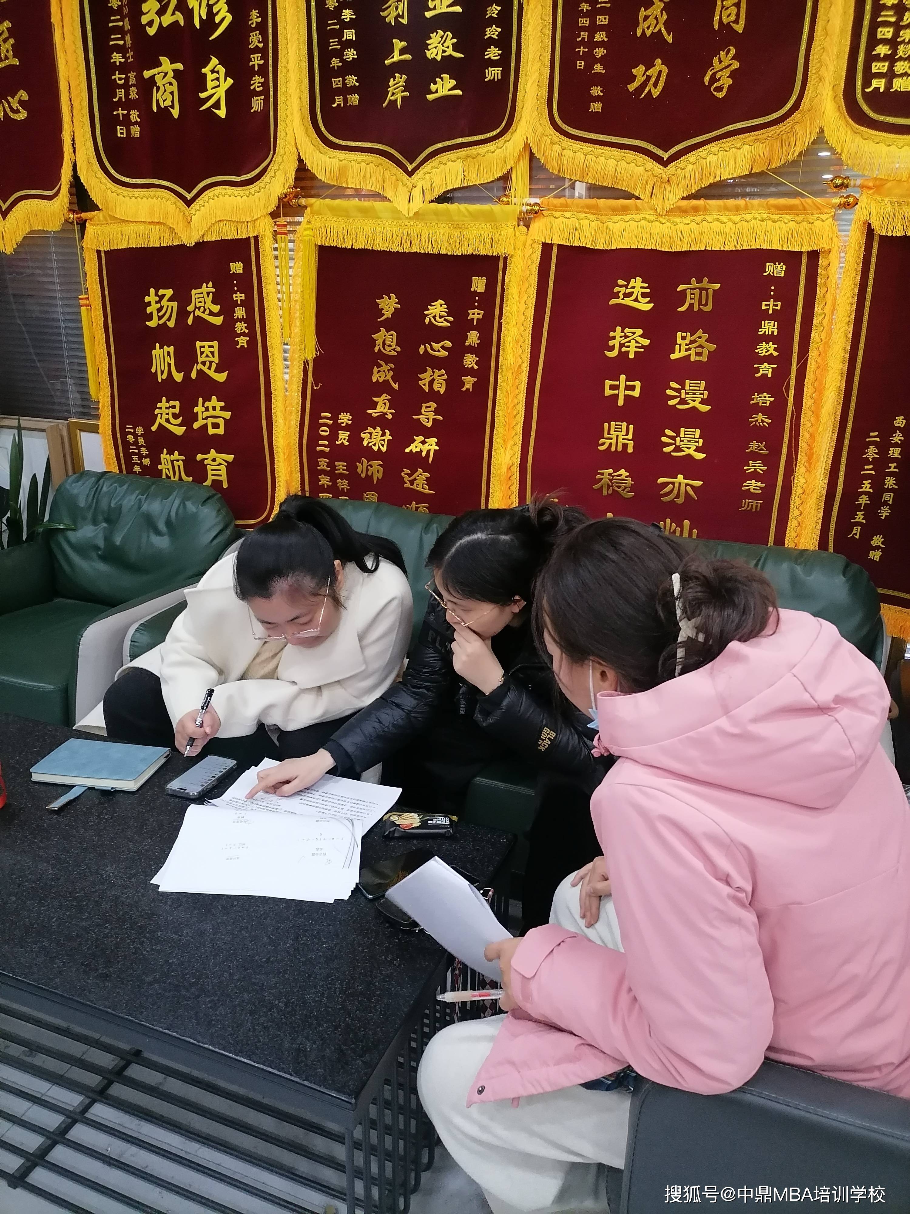 在職人考研需要報(bào)班嗎？考研報(bào)班與自學(xué)