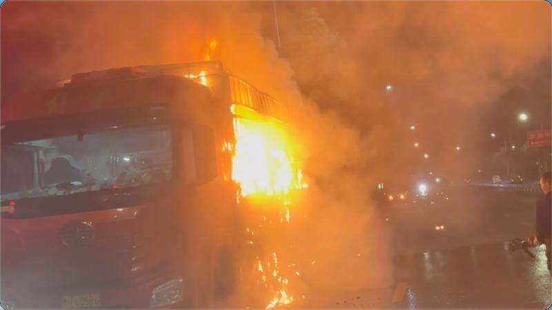 江西九江：貨車起火直驅(qū)消防隊 消防員快速處置火情