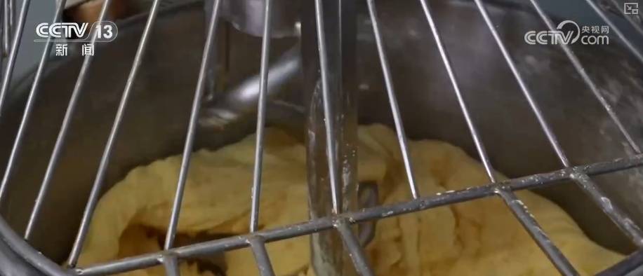 消費市場開啟“年味模式” 傳統(tǒng)美食改良煥新老味道開辟新商機