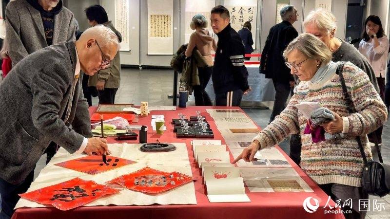 中國(guó)書(shū)法柏林巡展展示寫(xiě)意精神與書(shū)法魅力
