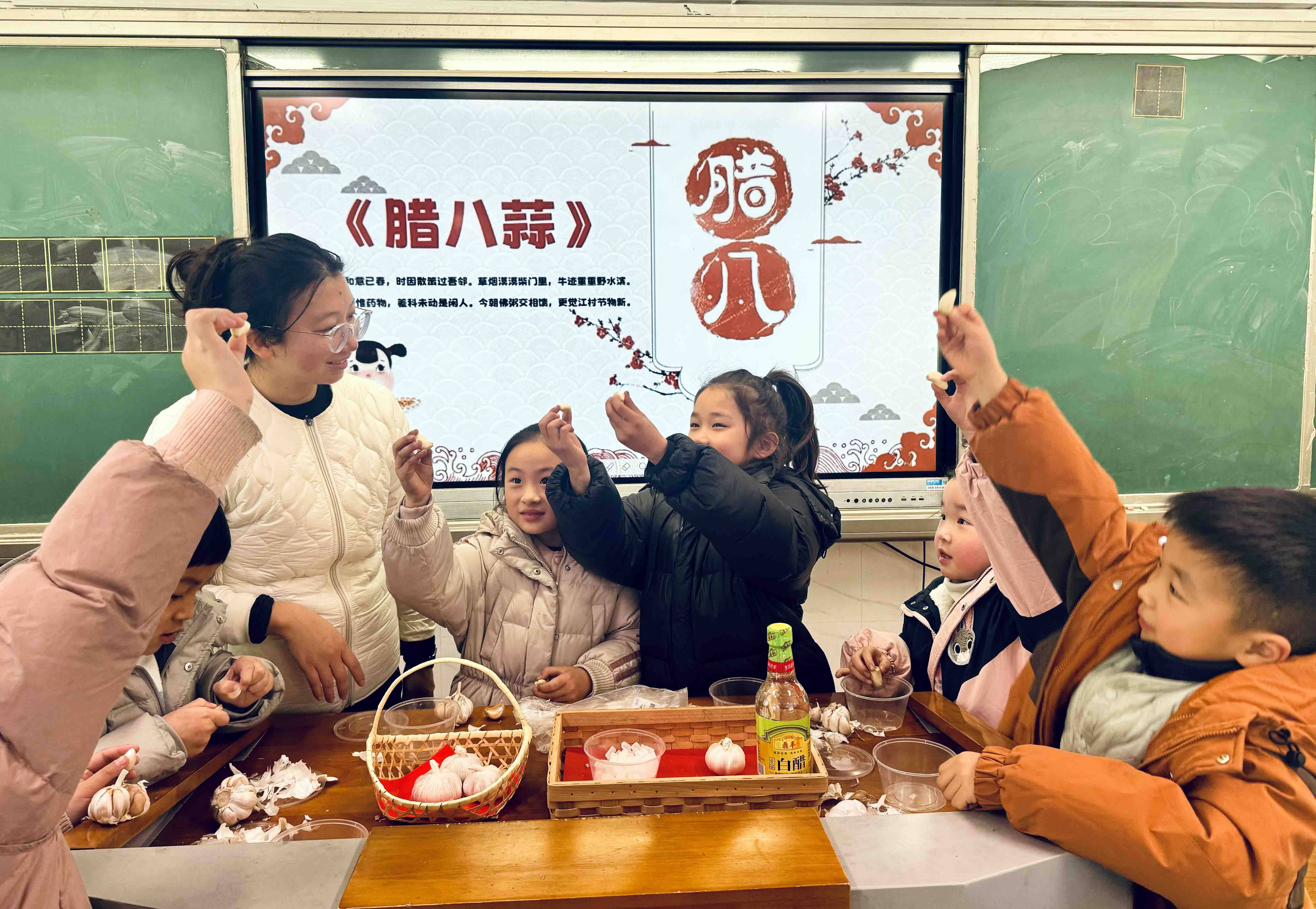 蘇州市昇平實(shí)驗(yàn)小學(xué)校開展“傳承年俗 巧手腌蒜”活動(dòng)