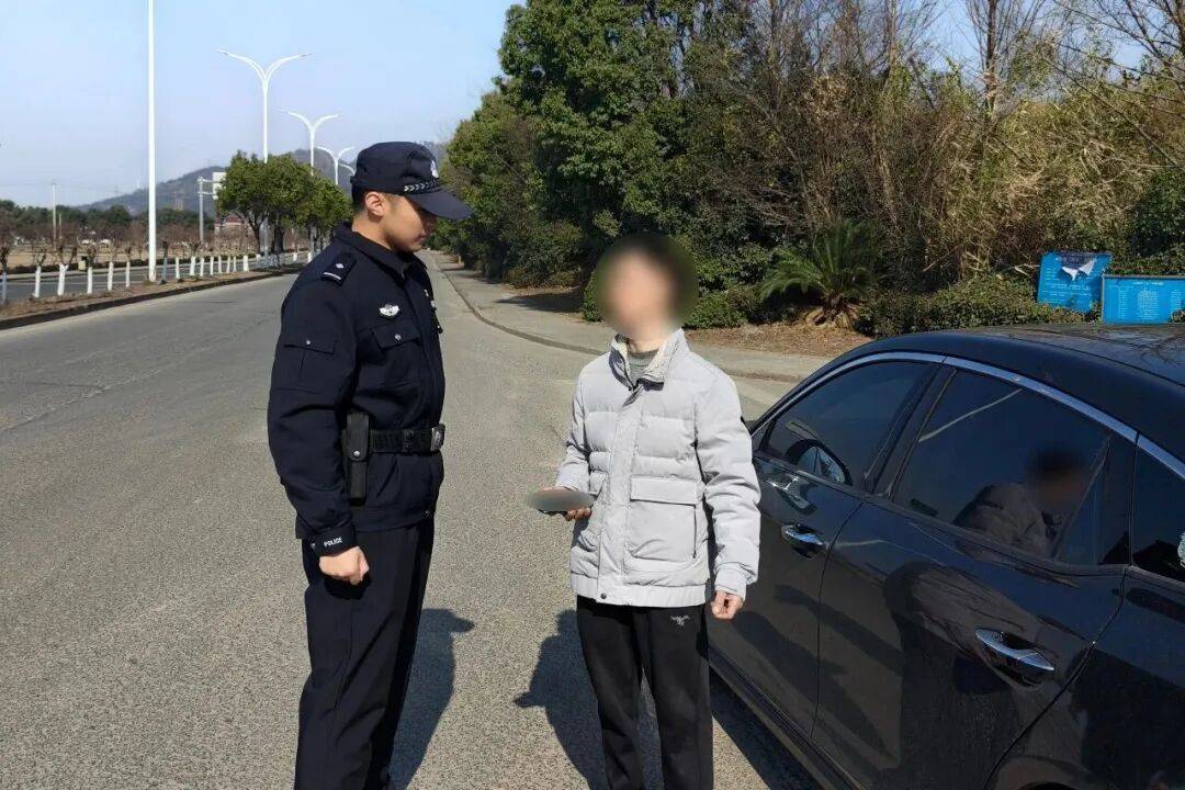 男子把6.5萬現(xiàn)金塞進水泥管，竟是為了投資？