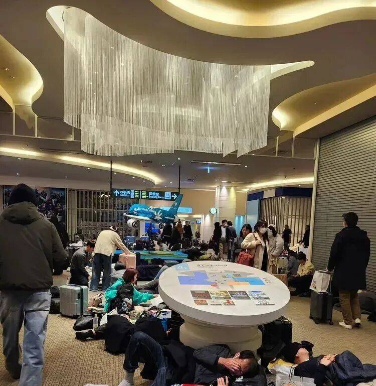 航班大量取消！超市貨架拿空！不少中國網(wǎng)友發(fā)文稱滯留日本，“簡直是災難”……