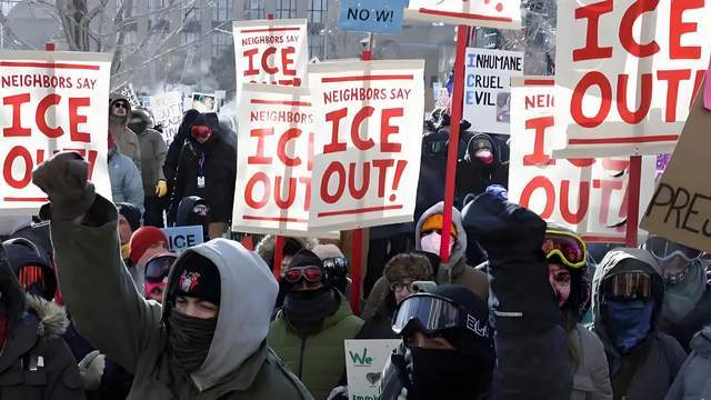 原創(chuàng)特朗普領導下，移民管理局聯(lián)邦特工光天化日殺人，騷亂越來越大