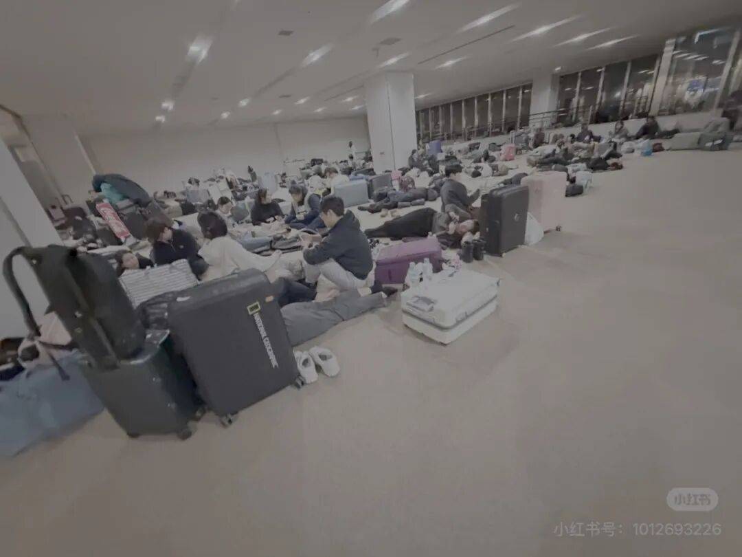 原創(chuàng)航班大量取消，超市貨架買空！中國(guó)旅客稱受暴雪影響滯留日本，簡(jiǎn)直是災(zāi)難