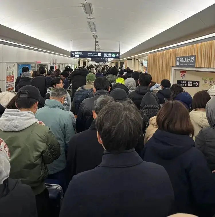 航班大量取消！超市貨架拿空！不少中國網(wǎng)友發(fā)文稱滯留日本，“簡直是災難”……