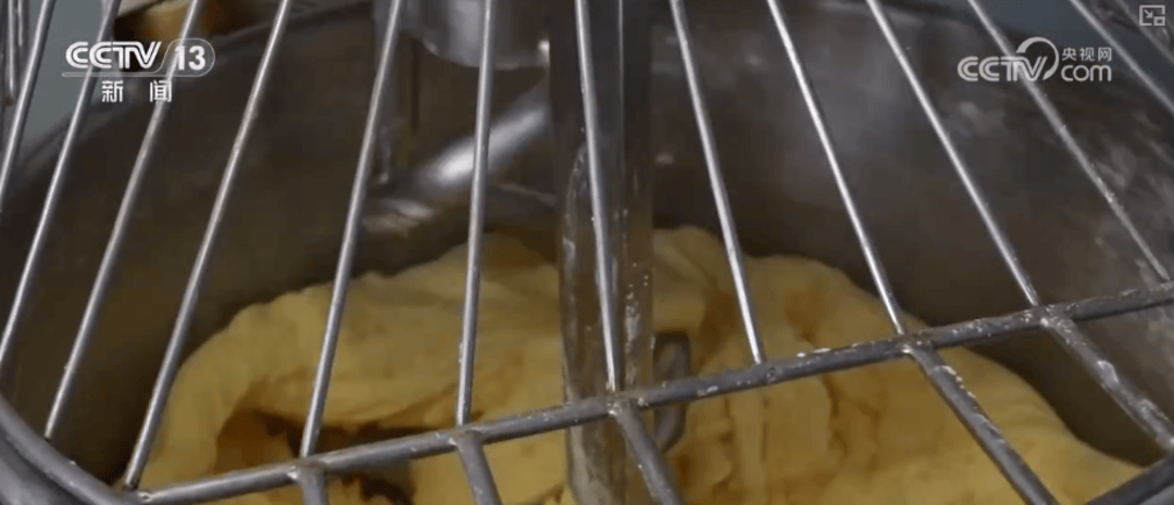 消費(fèi)市場(chǎng)開啟“年味模式” 傳統(tǒng)美食改良煥新