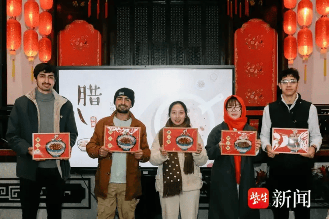 外籍留學(xué)生在鹽城博物館體驗臘八民俗