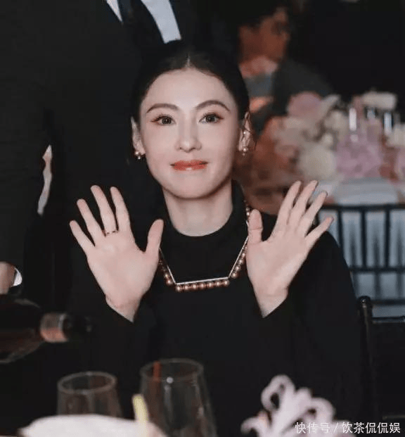 原創(chuàng)張柏芝機場淚送兒子留學(xué)，二兒子成全場焦點！