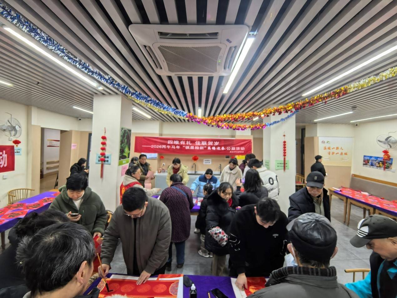 翰墨飄香迎新春，武漢書法家進(jìn)社區(qū)寫春聯(lián)
