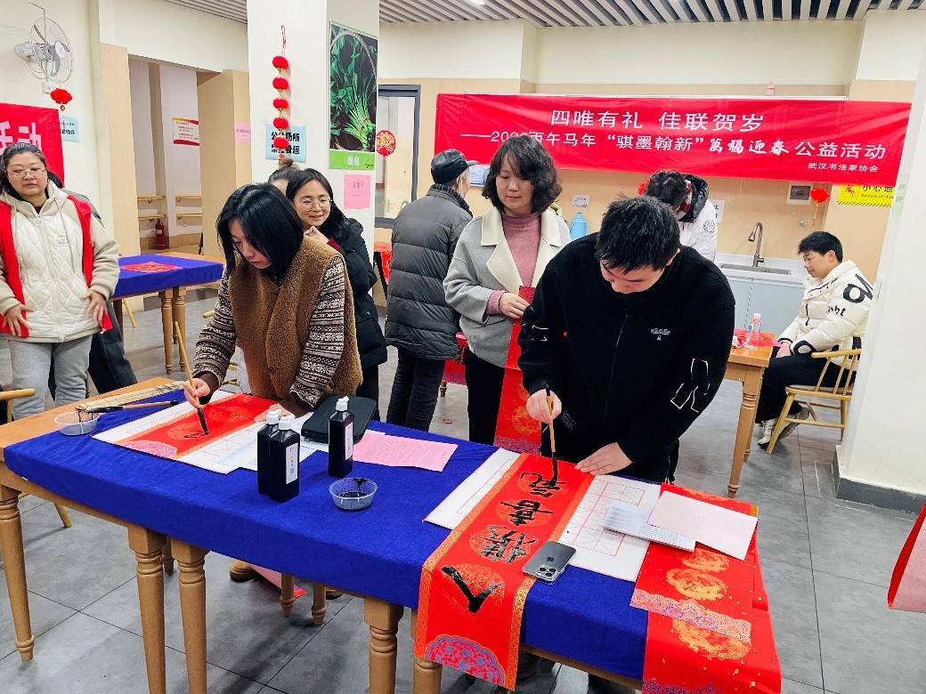 翰墨飄香迎新春，武漢書法家進(jìn)社區(qū)寫春聯(lián)