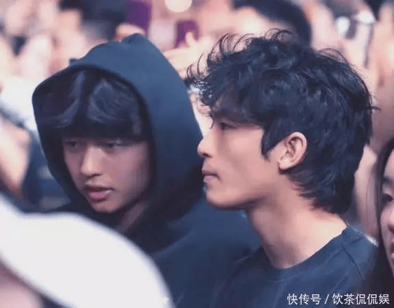 原創(chuàng)張柏芝機場淚送兒子留學(xué)，二兒子成全場焦點！