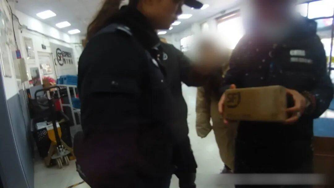 “警”急攔截60克黃金快遞！