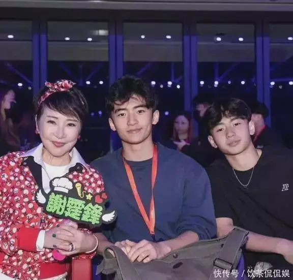 原創(chuàng)張柏芝機場淚送兒子留學(xué)，二兒子成全場焦點！