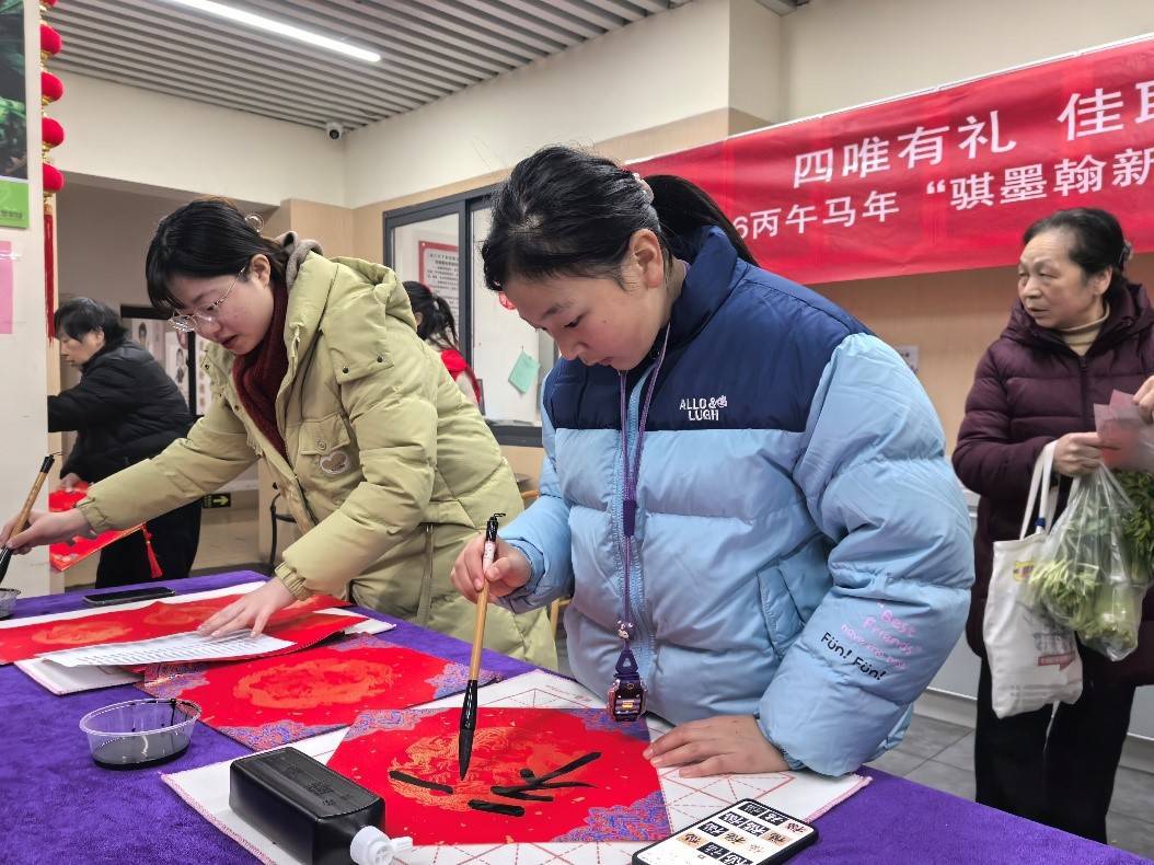翰墨飄香迎新春，武漢書法家進(jìn)社區(qū)寫春聯(lián)