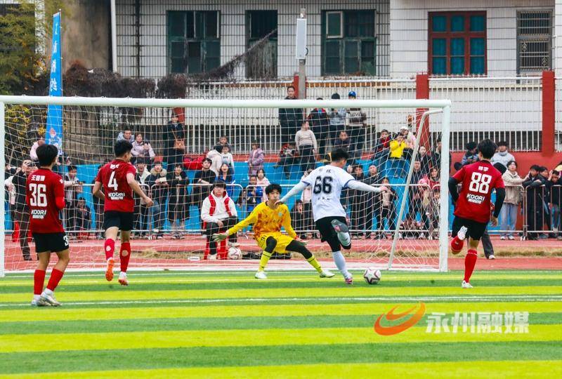 新田：中南大學(xué)隊(duì)與永州新田隊(duì)足球友誼賽精彩紛呈（組圖）