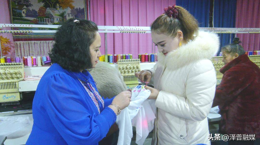 澤普縣波斯喀木鄉(xiāng)：刺繡作坊忙增收 實(shí)干開啟新征程