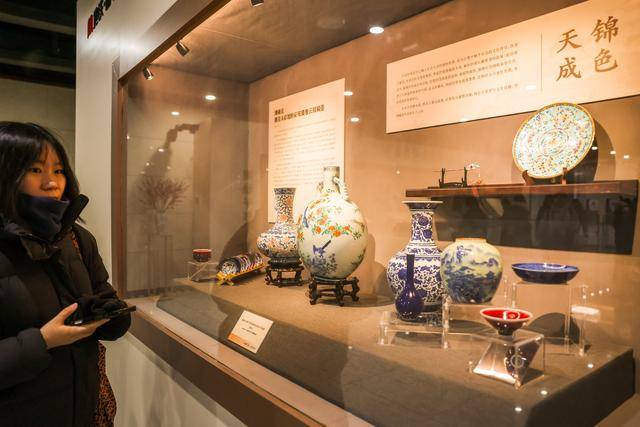 邂逅千年色彩和濃郁書香，中國傳統(tǒng)色彩展驚艷亮相16號線國家圖書館站