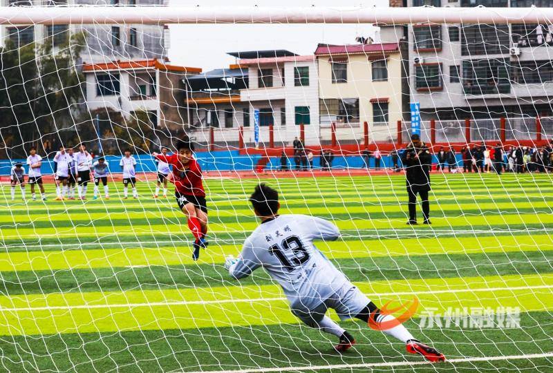 新田：中南大學(xué)隊(duì)與永州新田隊(duì)足球友誼賽精彩紛呈（組圖）