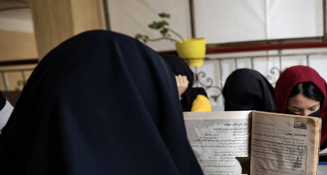 阿富汗永久禁止女性讀中學(xué)大學(xué)？220萬(wàn)女孩恐變文盲，偷著學(xué)被逮會(huì)受罰？