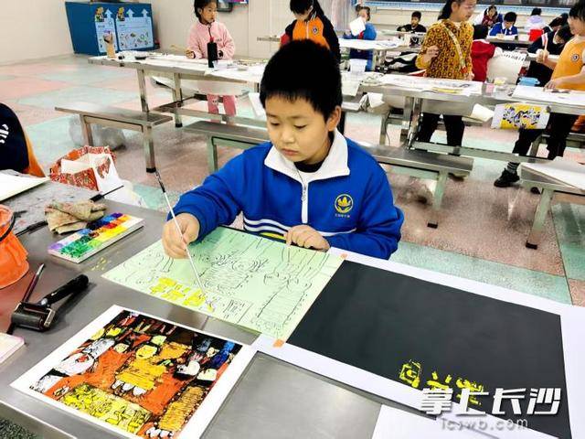 這所僅76名學生的鄉(xiāng)村小學，用粉印版畫構建大世界