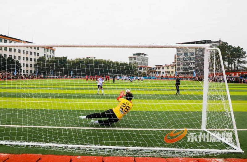 新田：中南大學(xué)隊(duì)與永州新田隊(duì)足球友誼賽精彩紛呈（組圖）
