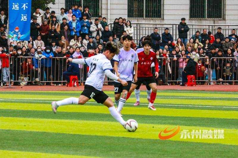 新田：中南大學(xué)隊(duì)與永州新田隊(duì)足球友誼賽精彩紛呈（組圖）