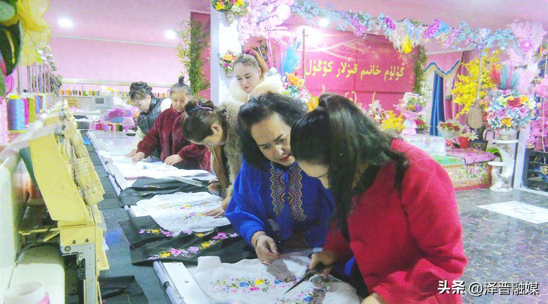 澤普縣波斯喀木鄉(xiāng)：刺繡作坊忙增收 實干開啟新征程