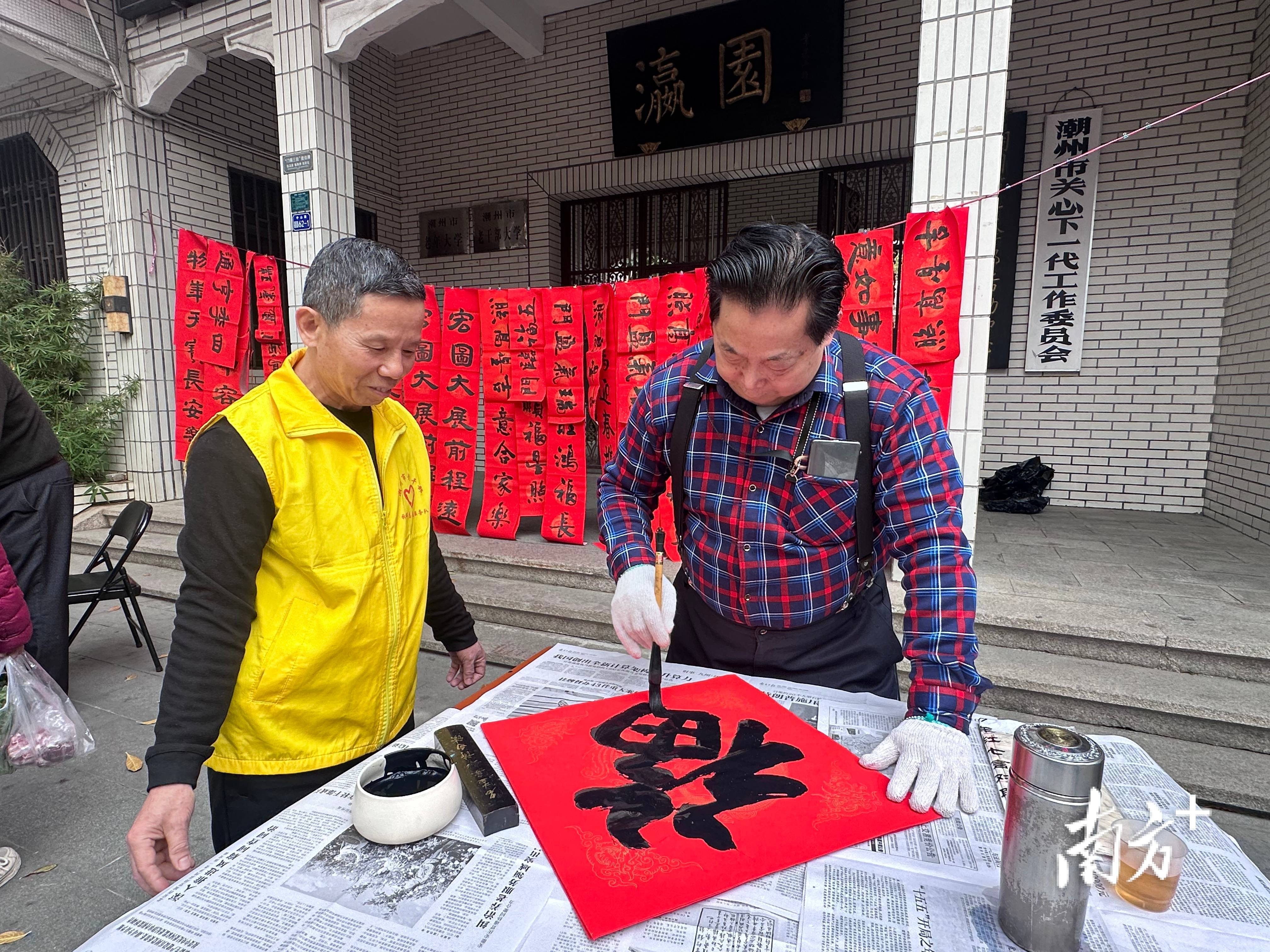 潮州老書法家街頭手寫春聯(lián)，為游客送別樣禮物