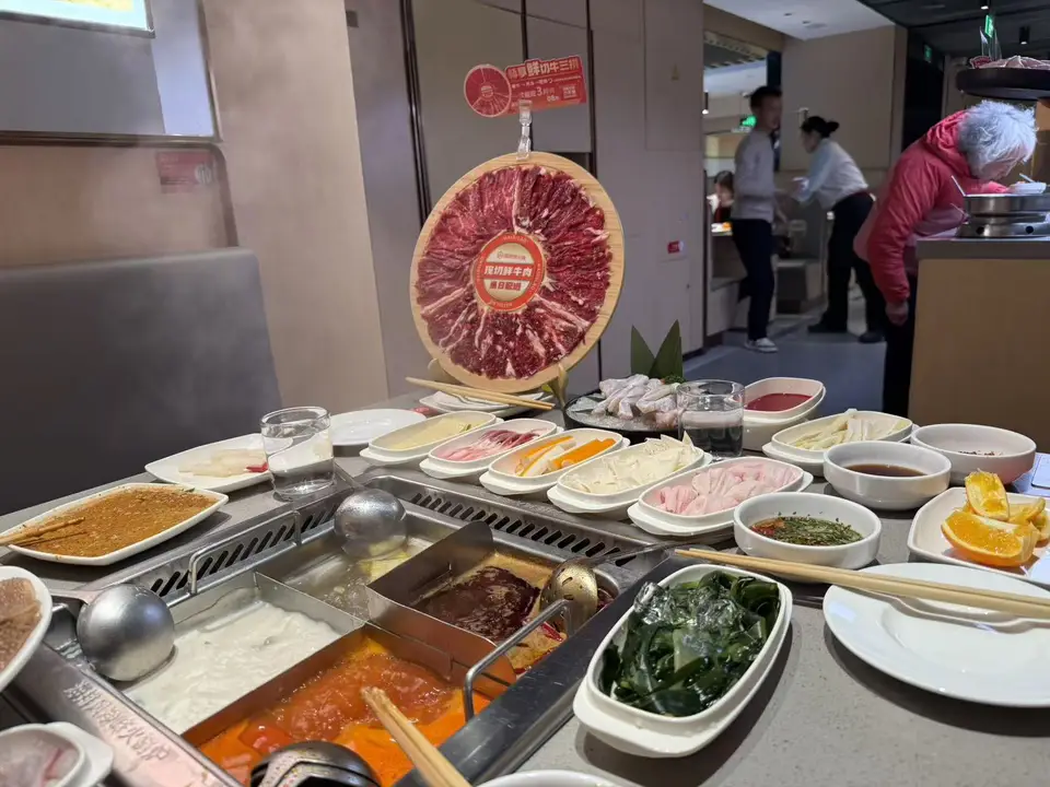 “上海環(huán)球美食匯”啟動(dòng)半月有余：南京路上火鍋店被“韓流”席卷，高峰期客流占比超八成