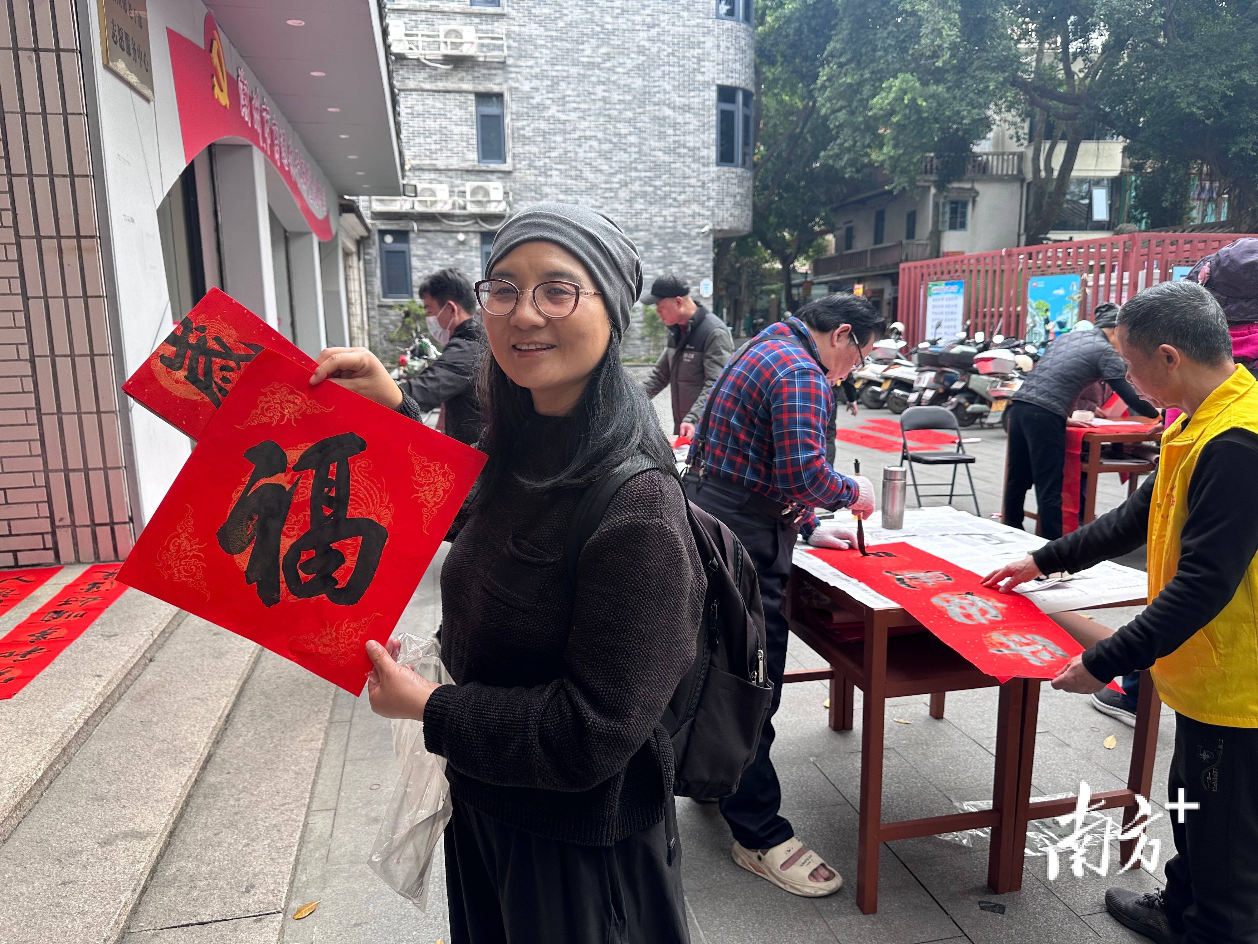 潮州老書法家街頭手寫春聯(lián)，為游客送別樣禮物