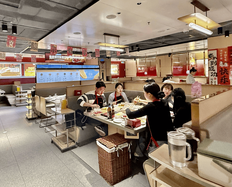 “上海環(huán)球美食匯”啟動半月有余：南京路上火鍋店被“韓流”席卷，高峰期客流占比超八成