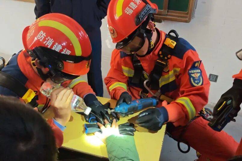 三明一小學(xué)發(fā)生一起意外，消防員趕到現(xiàn)場……