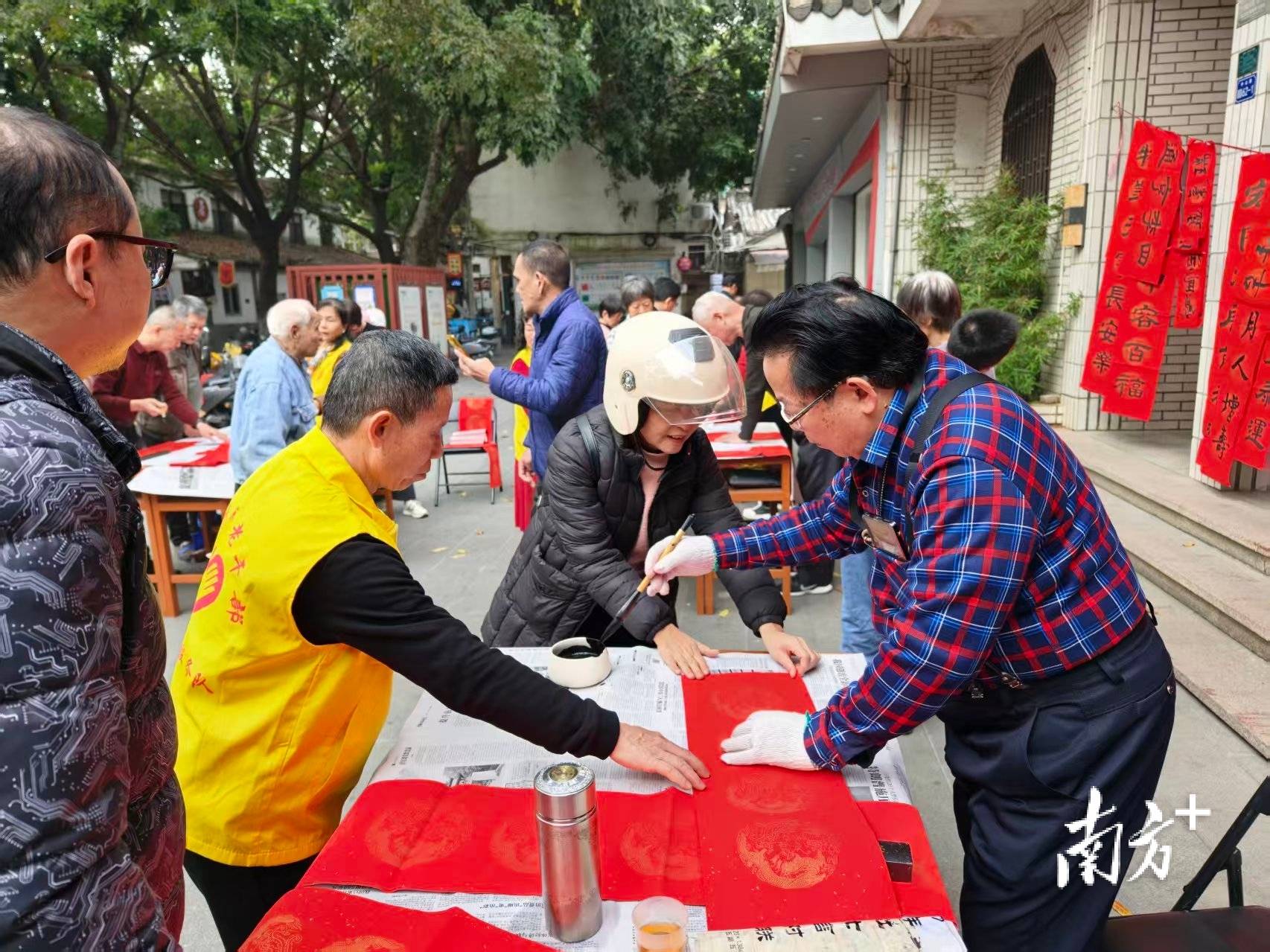 潮州老書法家街頭手寫春聯(lián)，為游客送別樣禮物