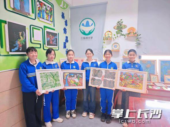 這所僅76名學(xué)生的鄉(xiāng)村小學(xué)，用粉印版畫構(gòu)建大世界