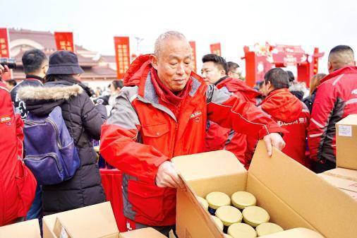 奮斗17年，快遞老哥送完這單年貨就退休，一家四口在京東