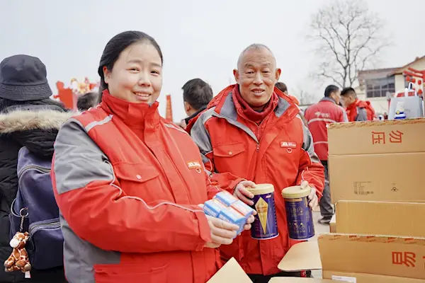 五險(xiǎn)一金繳滿17 年！快遞老哥退休 女兒：我也要在京東干到退休