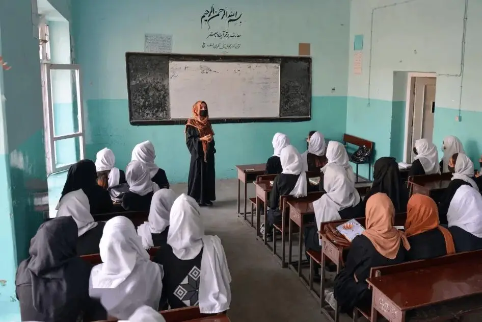 阿富汗永久禁止女性讀中學(xué)大學(xué)？220萬(wàn)女孩恐變文盲，偷著學(xué)被逮會(huì)受罰？