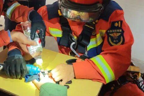 三明一小學(xué)發(fā)生一起意外，消防員趕到現(xiàn)場……