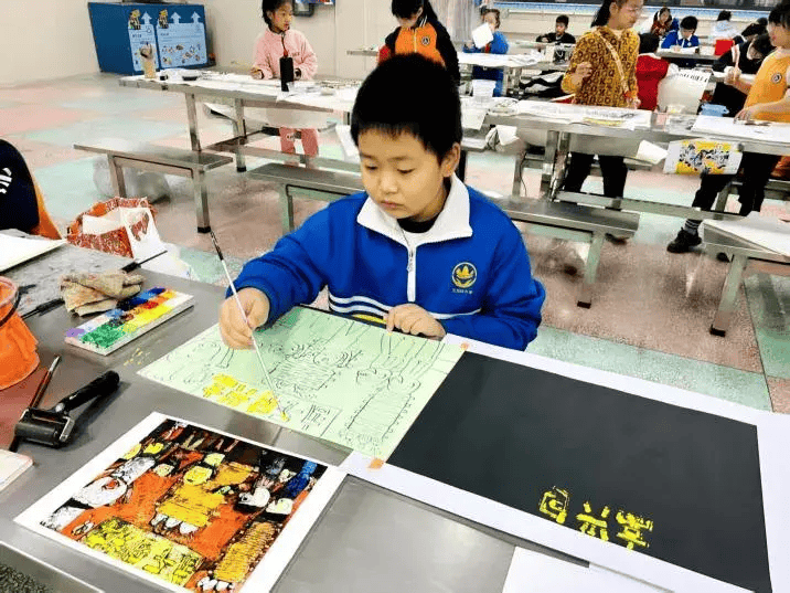 僅76名學生的鄉(xiāng)村小學，如何用粉印版畫繪出大世界