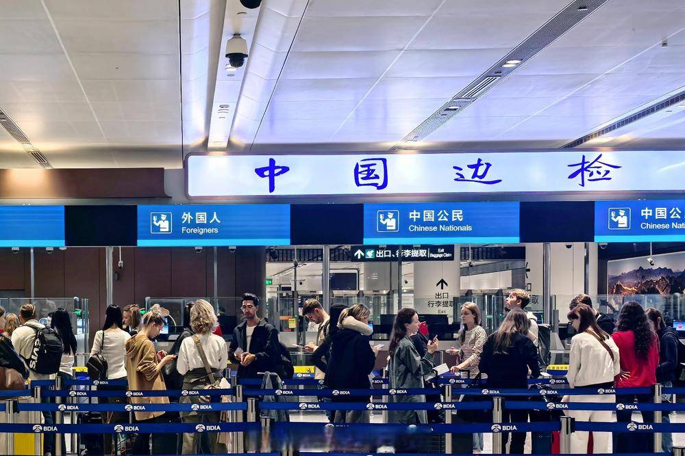 出入境證件“縫縫補(bǔ)補(bǔ)”？當(dāng)心觸碰法律紅線