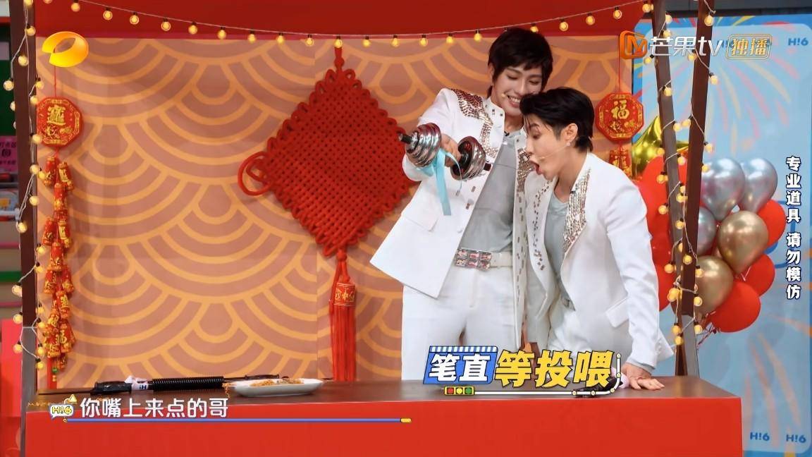 笑料百出！楊迪學(xué)孟宴臣“800次推眼鏡”，魏大勛本尊忍笑圍觀