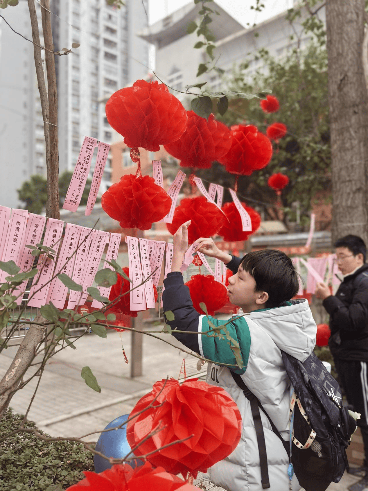 揮毫剪紙猜燈謎，兩江育才中學(xué)新春活動有滋有味