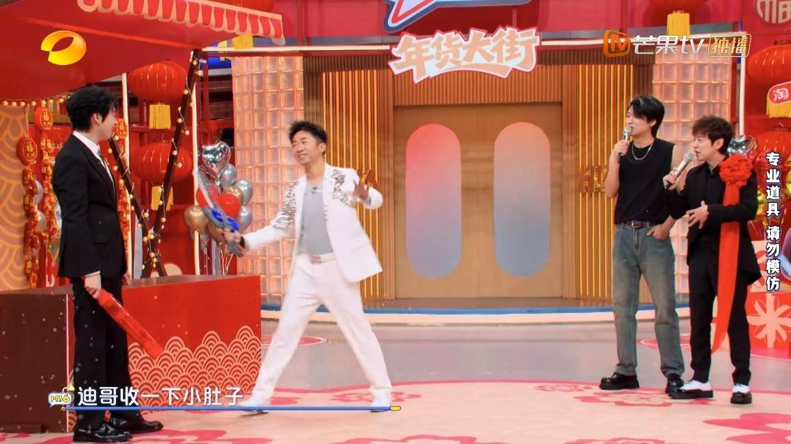 笑料百出！楊迪學(xué)孟宴臣“800次推眼鏡”，魏大勛本尊忍笑圍觀