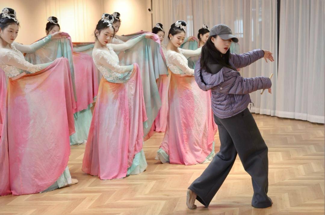 太美了！成都原創(chuàng)舞蹈《芙蓉似錦滿城花》綻放央視舞臺