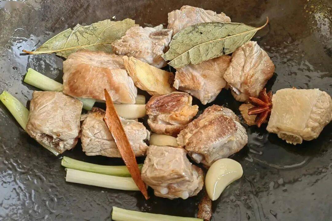 提前收藏！年夜飯巨好吃的排骨做法，酸酸甜甜超級(jí)香！